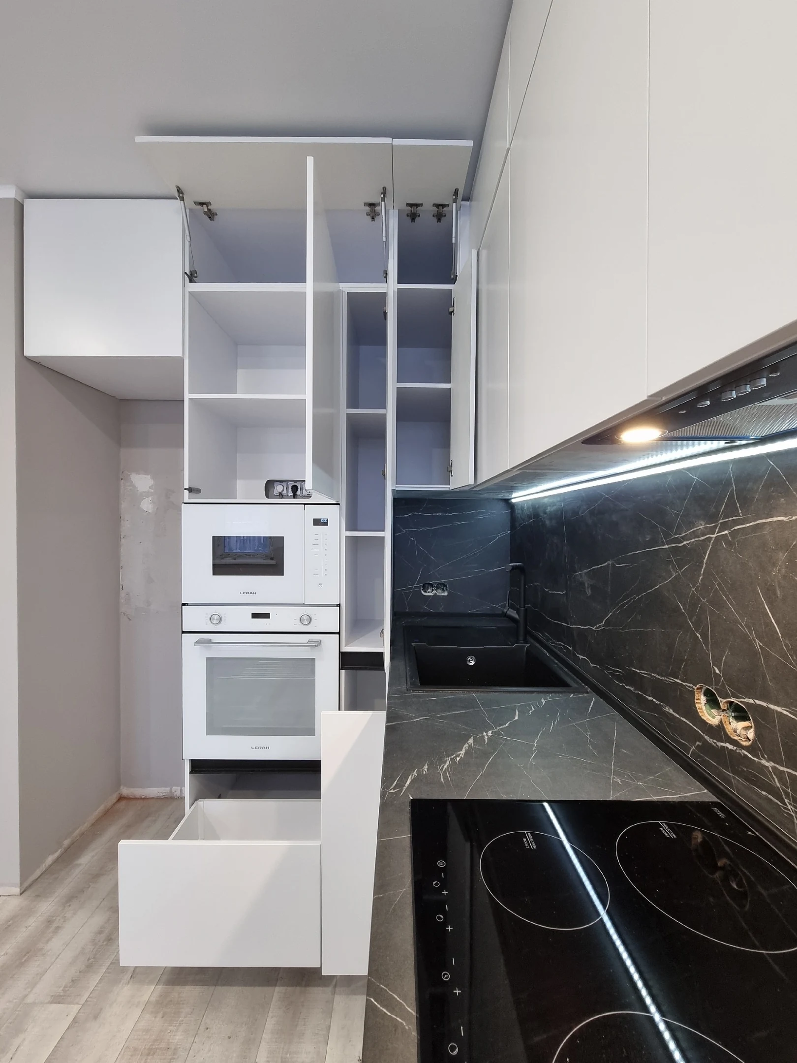 Кухня с барной стойкой, работа Korpus